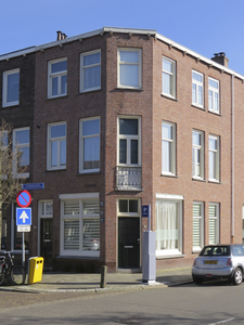 908575 Gezicht op het winkelhoekpand Boomstraat 42 te Utrecht, met op de voorgrond de Bosboomstraat.N.B. bouwjaar: ...